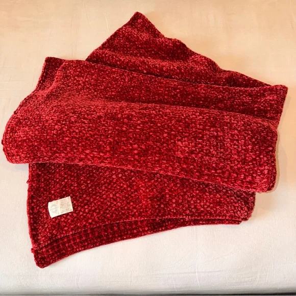 Southern Living Plush Red Throw - Picture 1 of 7